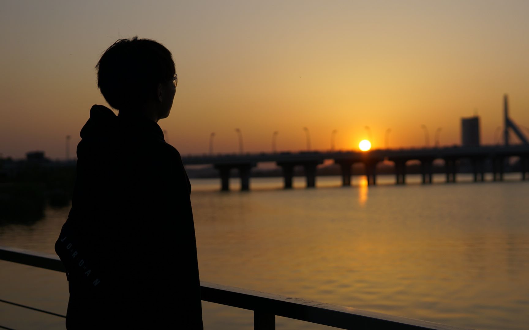 夕阳背景图男生图片