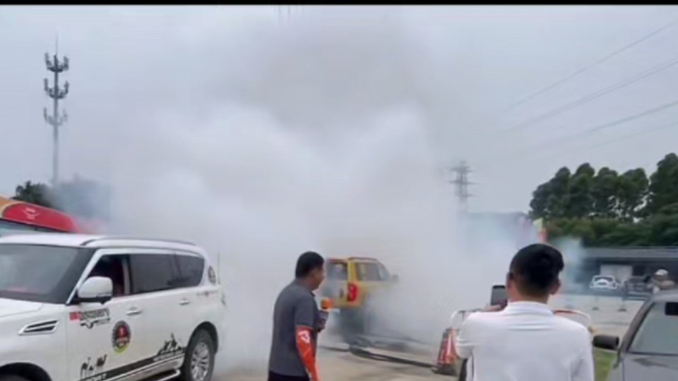 豹5和途乐玩拔河,这效果直接拉满哈哈,云里雾里!