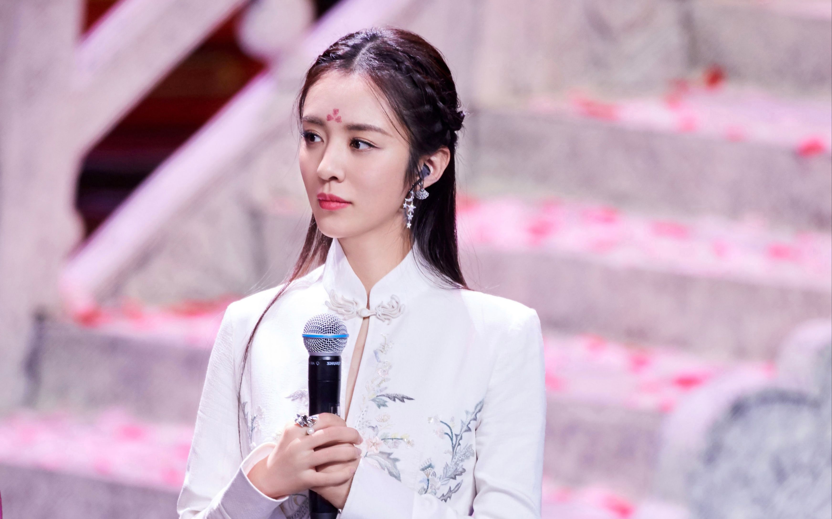 王晓晨跨界歌王表演耍花枪