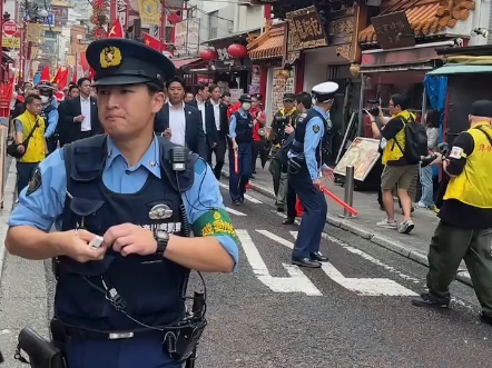 这是在日本的网友拍摄的,当地的唐人街也举办了庆祝中国国庆节的活动,不少警察来到现场维持秩序#国庆一人一句祝福新中国# #热门视频#哔哩哔哩...