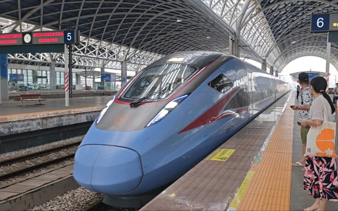 【复兴号】cr300af-2028担当d2811进佛山西6站台停车