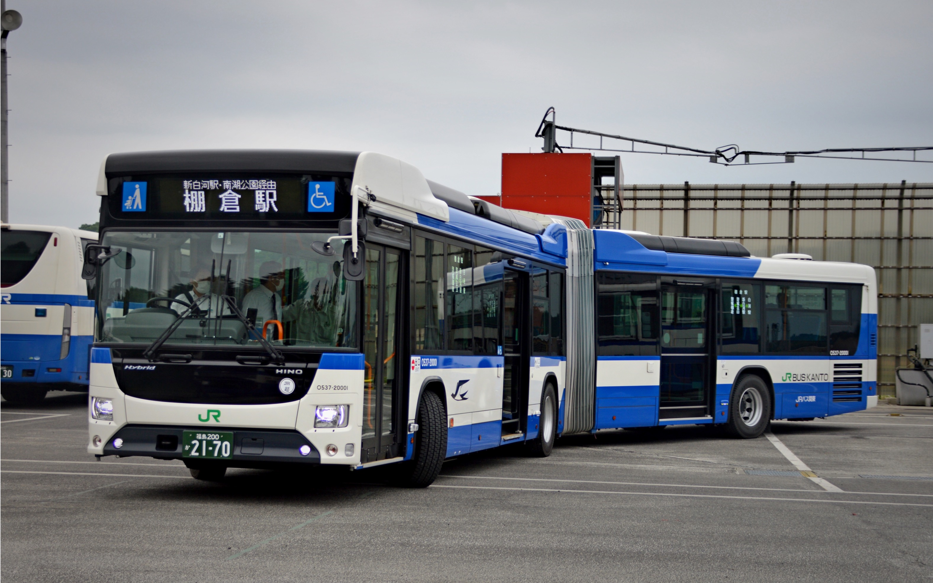 jr巴士关东东京支店的司机试驾日本国产日野混动铰接巴士