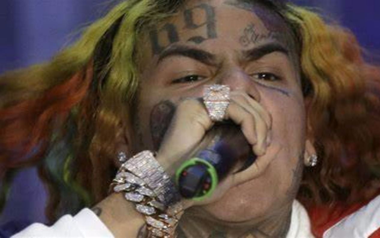 [图]【穷玩车富玩表?】6ix9ine明日花晒手表，主持人直接急了！