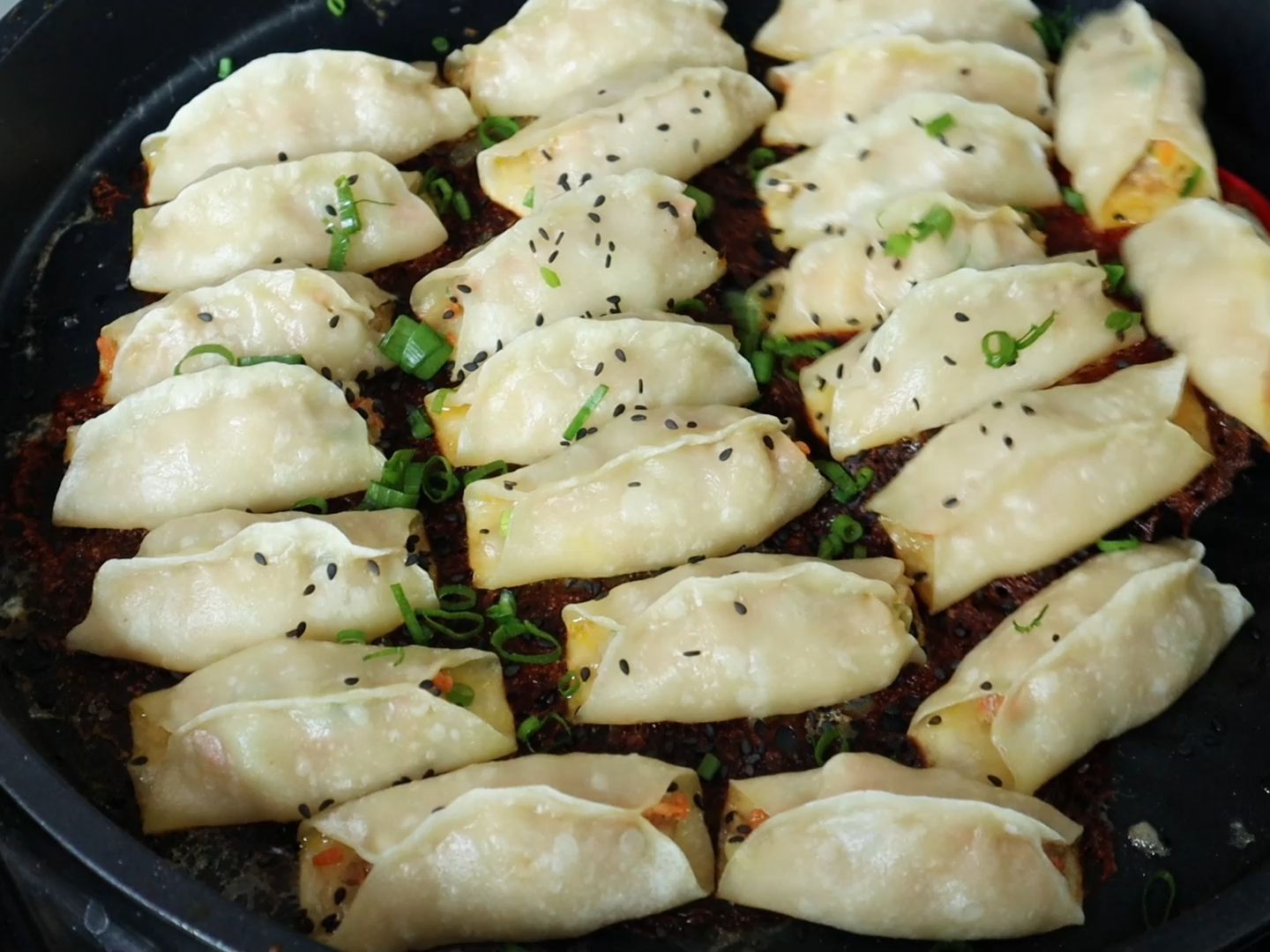 教你在家做锅贴,详细讲解从包到煎的全过程,个个鲜香,超好吃