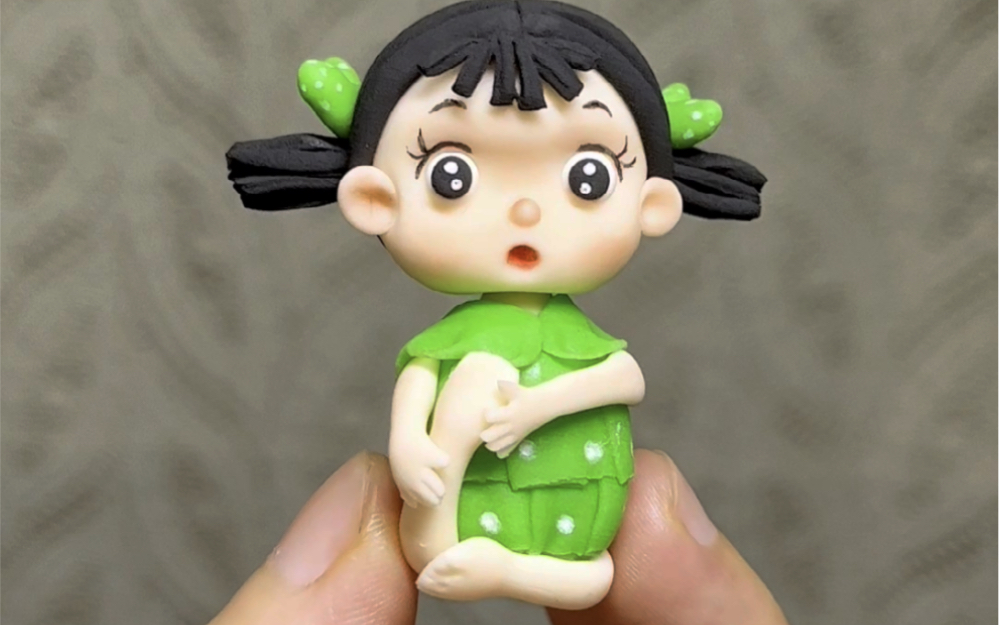 今天用超轻粘土捏了一只练瑜伽的小奶娃,她努力的样子让人心疼～有手