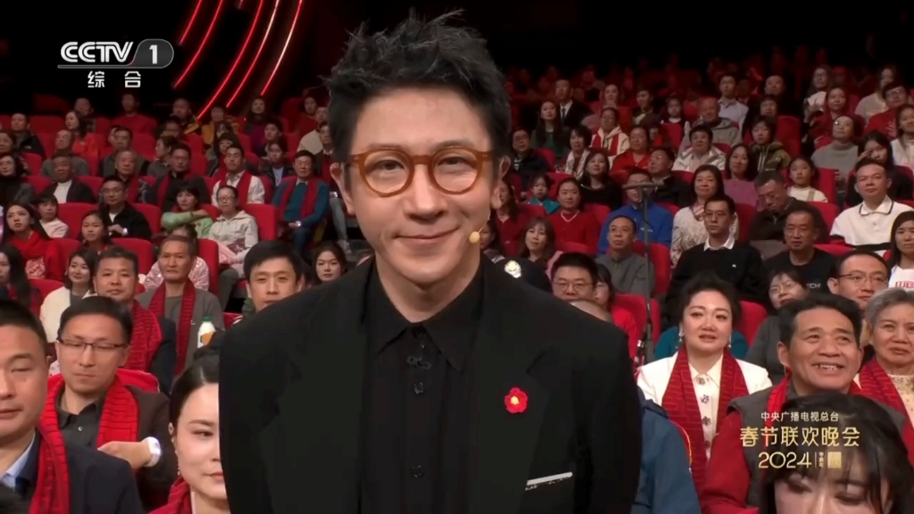 网友:警察视角就是不一样#2024央视春晚魔术《守岁共此时》表演:刘谦