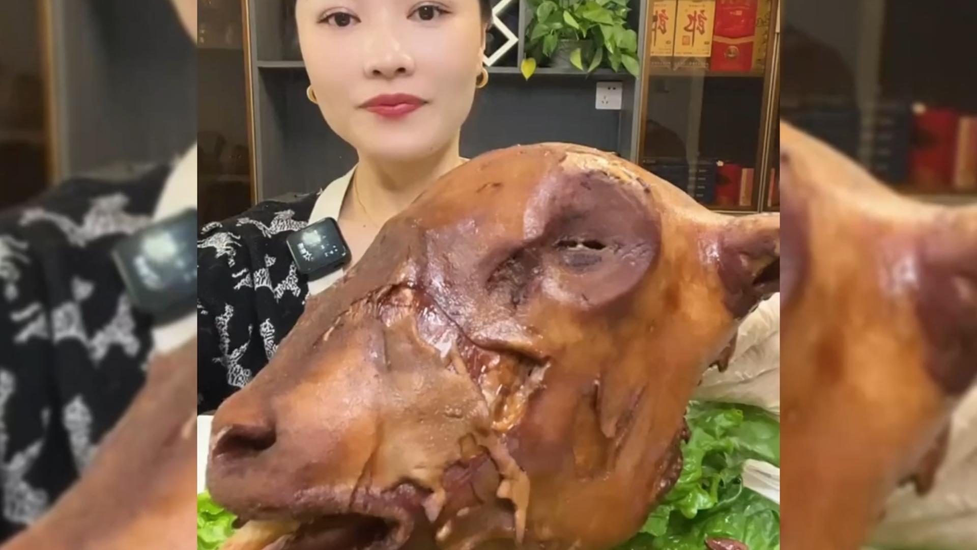 美女吃麻辣羊头,大口造老香啦,看着真过瘾呐!