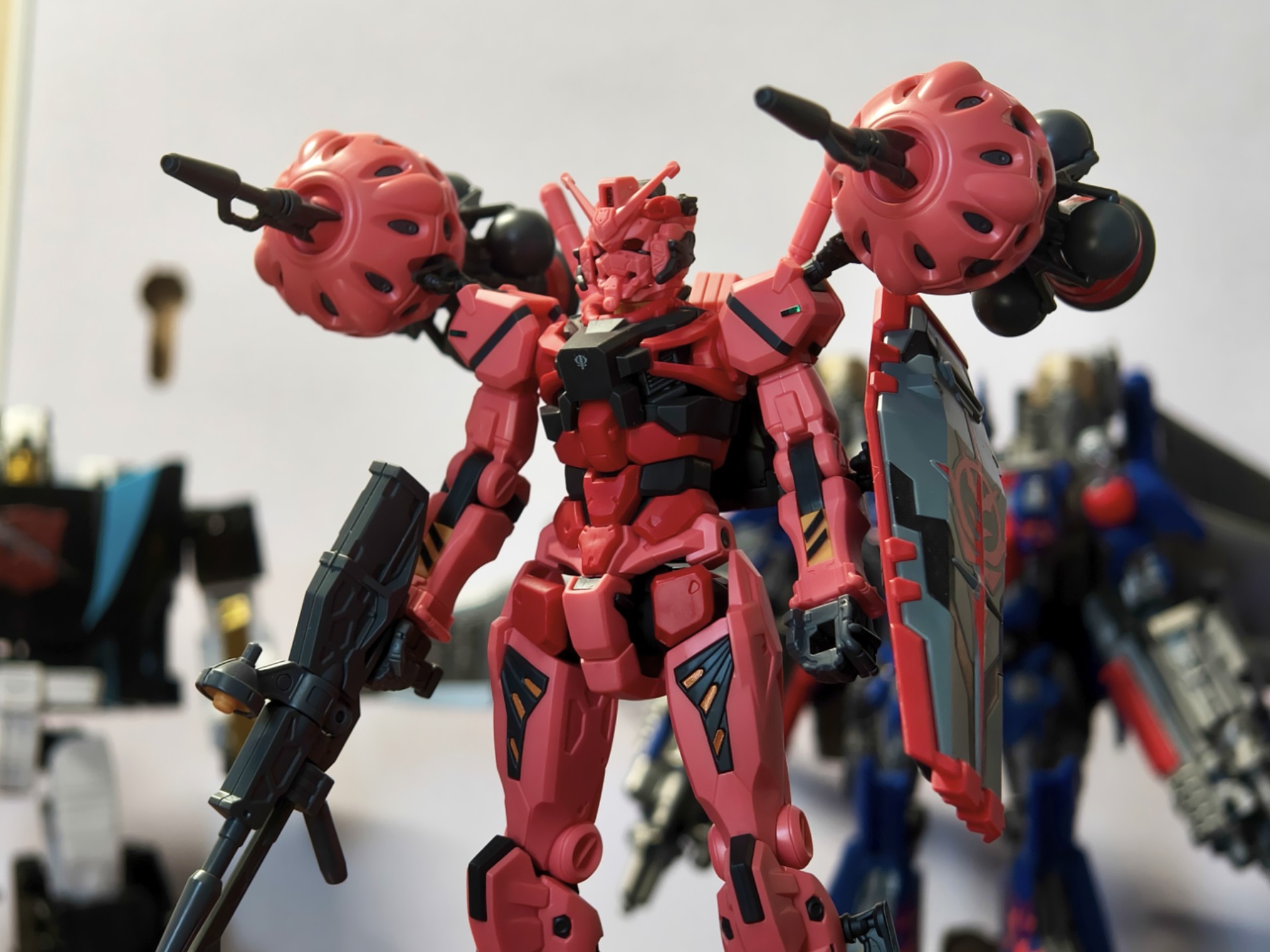 hg红高达 把眼睛涂红之后观感稍微好了一些