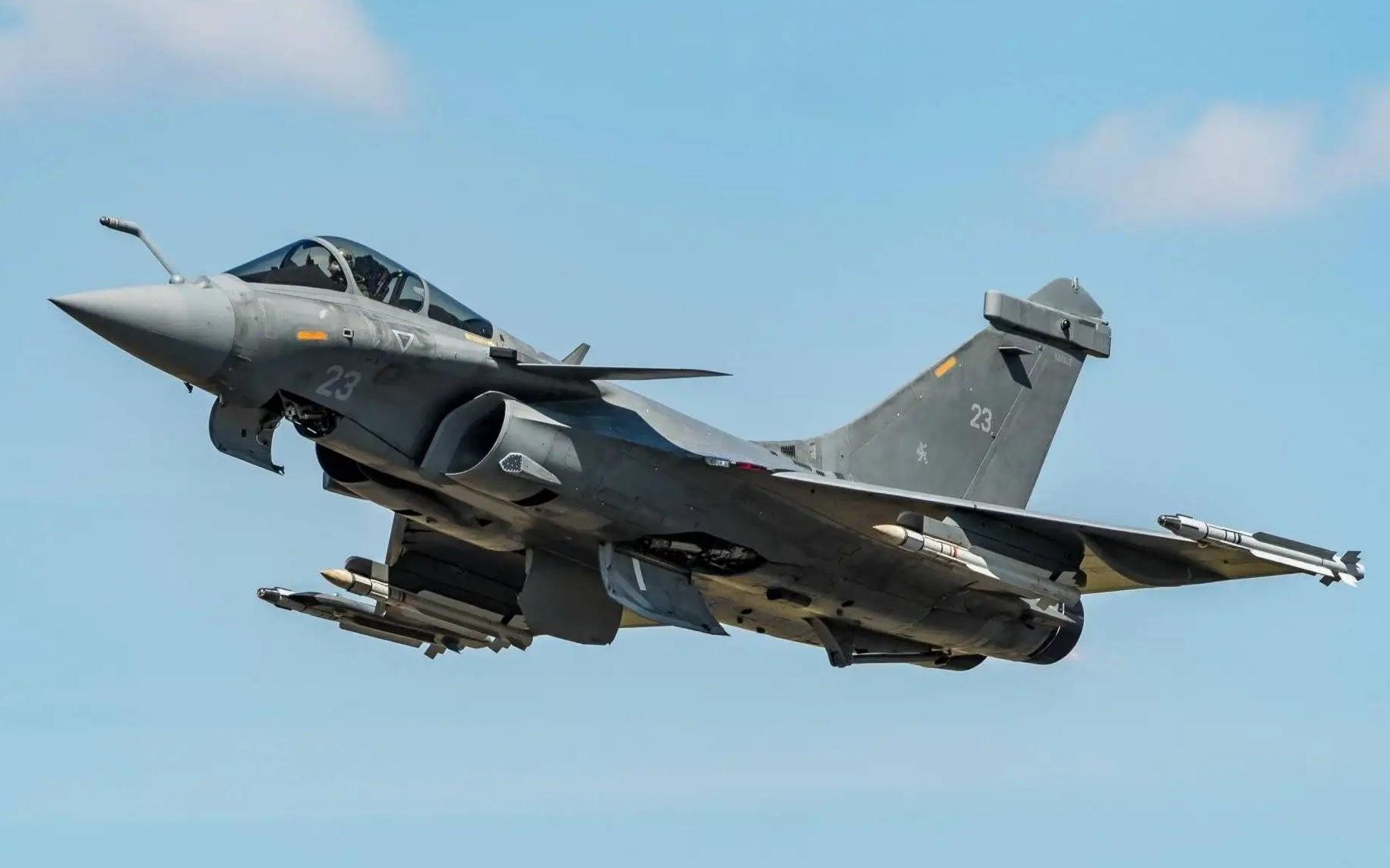 达索航空-神经元无人战斗机,阵风战斗机和猎鹰7x公务机编队飞行