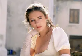 Скачать видео: 为艺术献身的女星——伊丽莎白·赫利 Elizabeth Hurley[重制版]