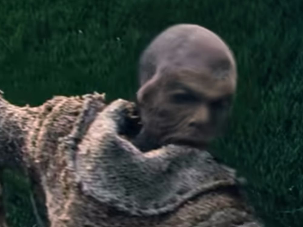 男孩在田里挖到宝贝,结果却变成了吃人的怪物