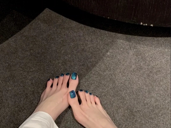 蓝色猫眼脚美甲