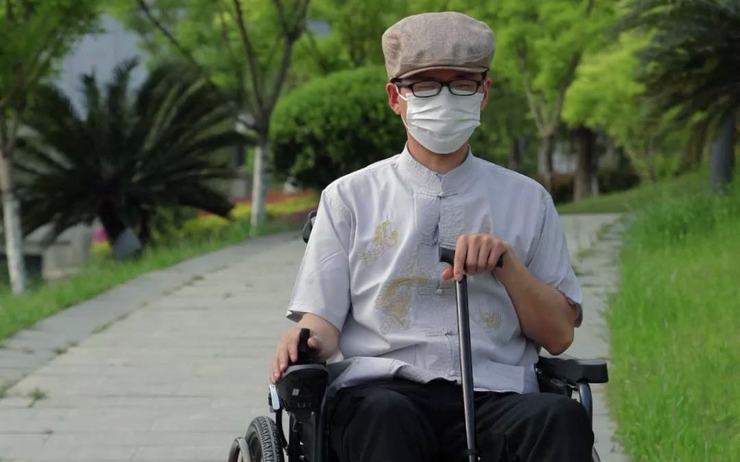 路上碰见一开电动轮椅的爷爷他说他是小区里最受欢迎的老大爷还给我们