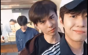 “哥哥们会回来的”“看，没骗你们吧”