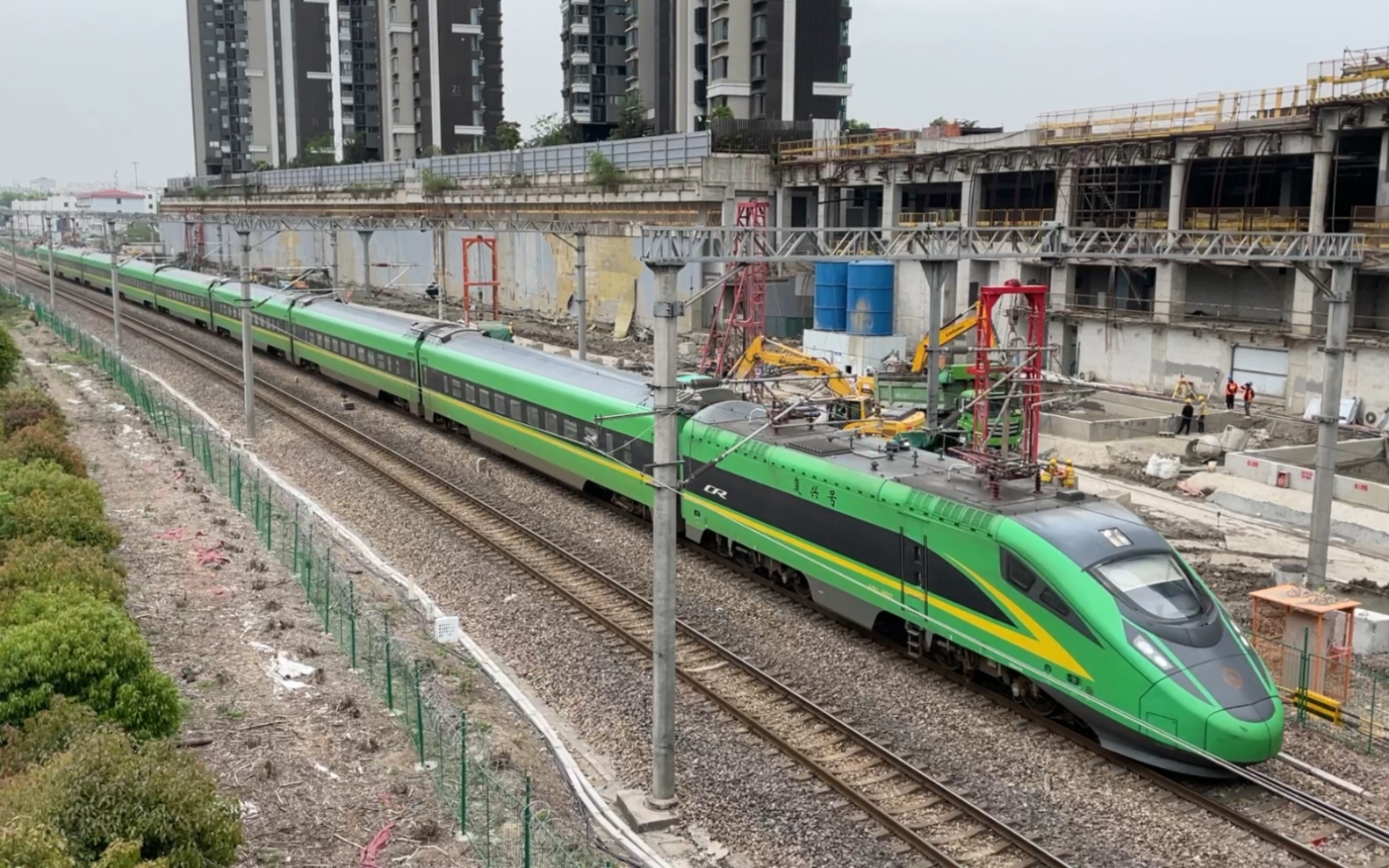 fxd1-j0037动力集中式动车组通过沪春线莘庄站