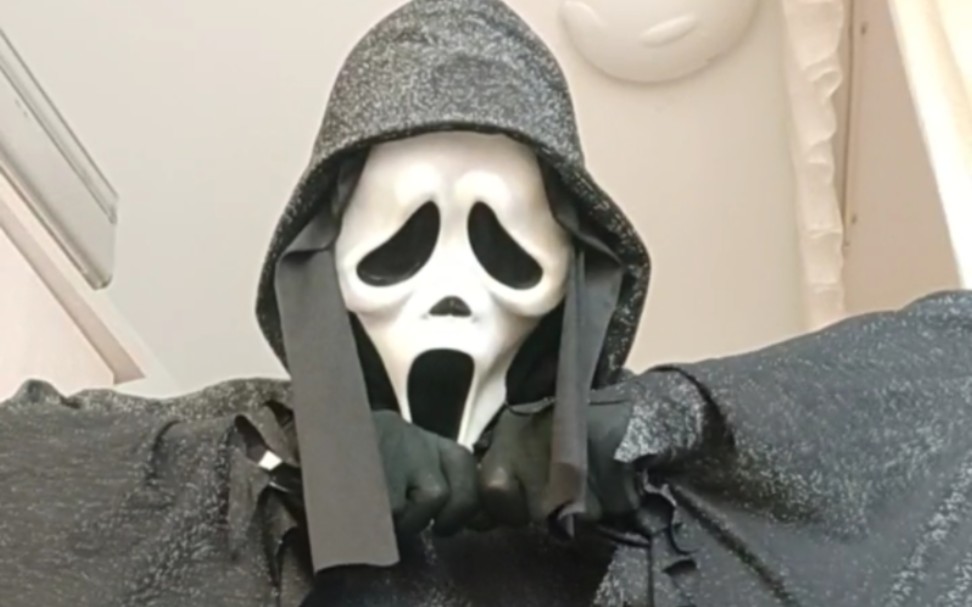 惊声尖叫改版鬼面不知道在干嘛.