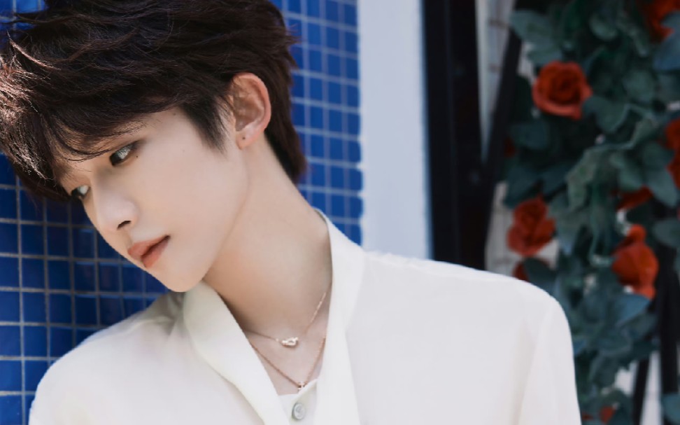 【刘宇】微博电影之夜上班路透 黑白飘带西装街头随拍