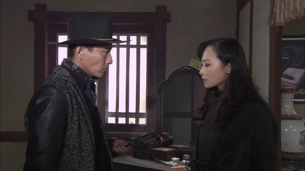 大漠枪神:冯小玲再度被步鹰附体前来刺杀燕双鹰,不料被燕双鹰识破!