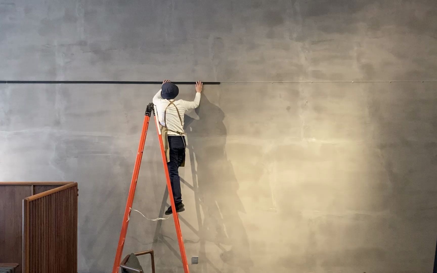 安装15米长的挂画轨道