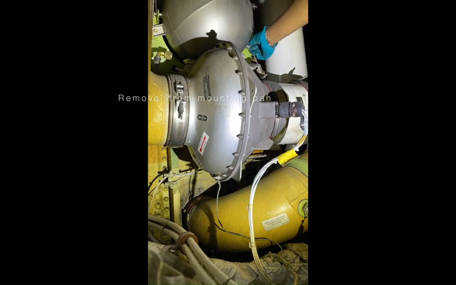 737-800飞机货舱2号灭火瓶更换