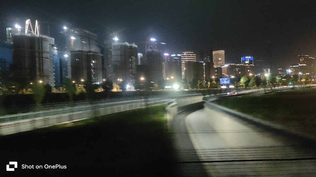 从普速列车内观赏杭州萧山钱江夜景