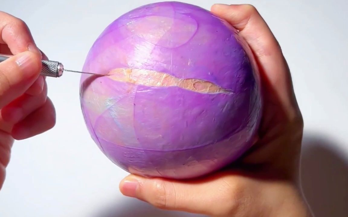 切到里面很特殊的胶带球!