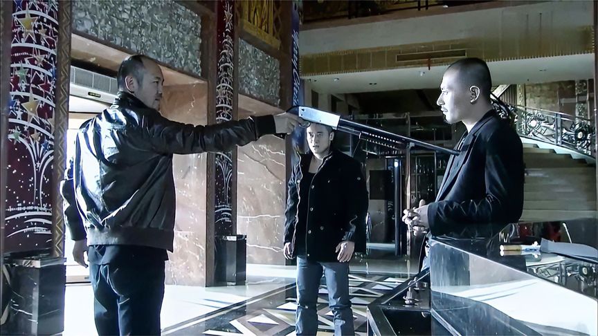 势不两立:高手不把黑社会放眼里,一人带枪砸场子,对方瞬间吓尿