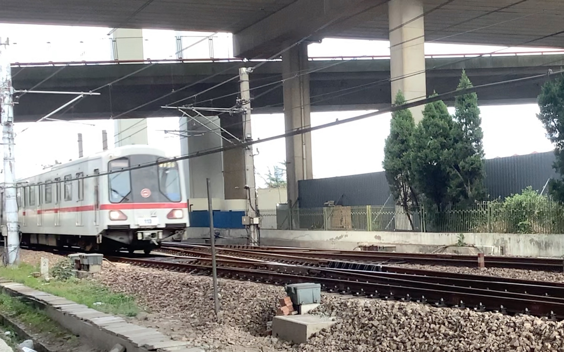 上海地铁伪二113通过锦江乐园群岔