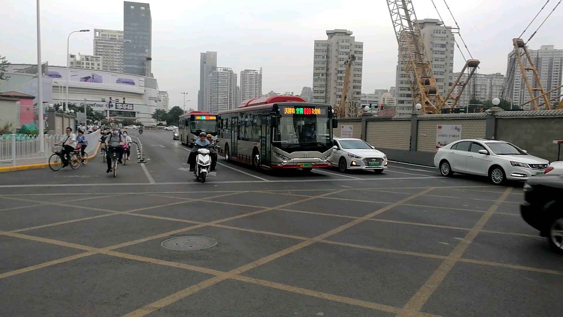 天津公交638路两个不一样的车 通过海光寺地铁站施工现场_哔哩哔哩