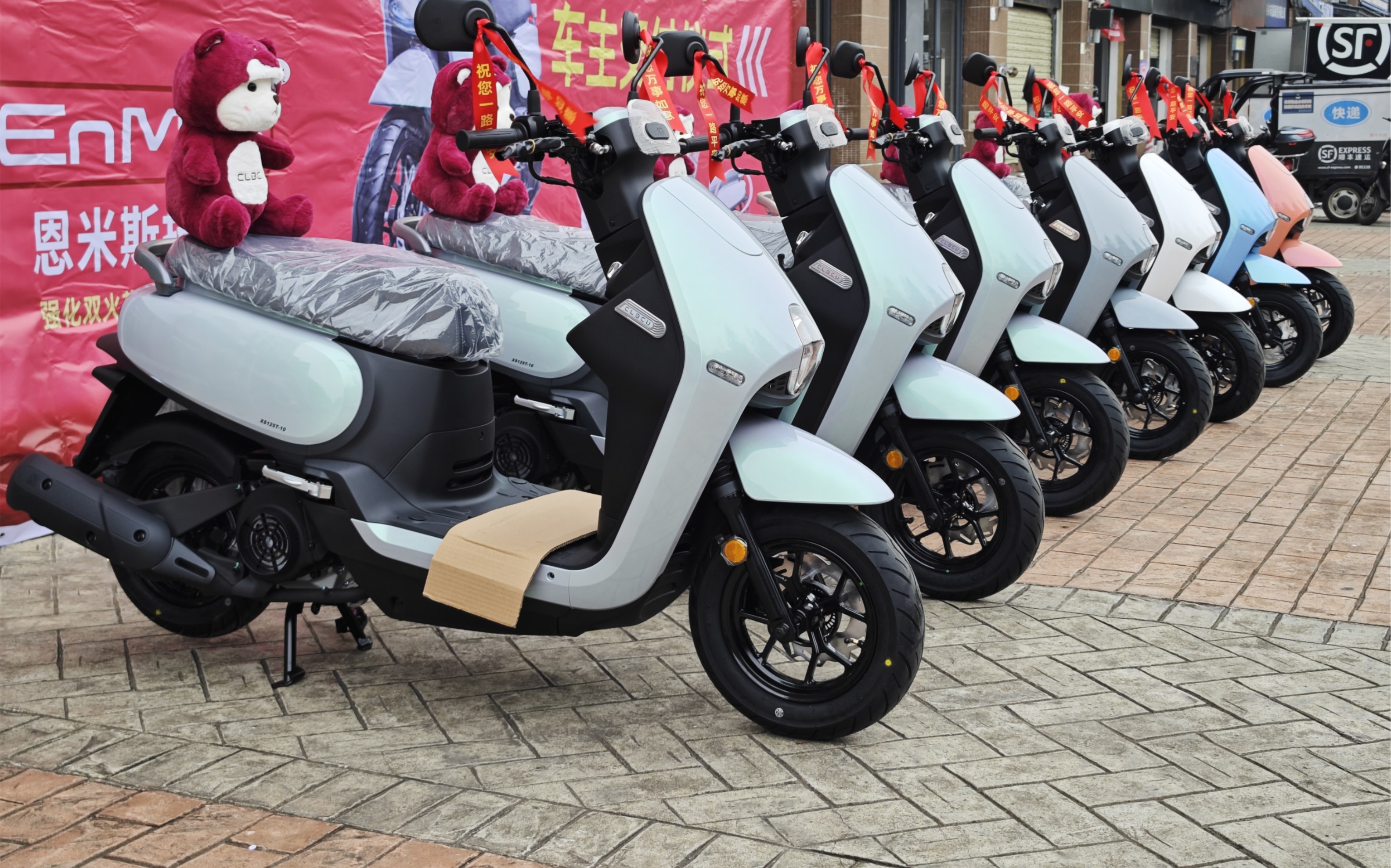 三阳蜂鸟125怠速时候的震动测试 一枚硬币垂直⊥放在在车头,坐垫上.