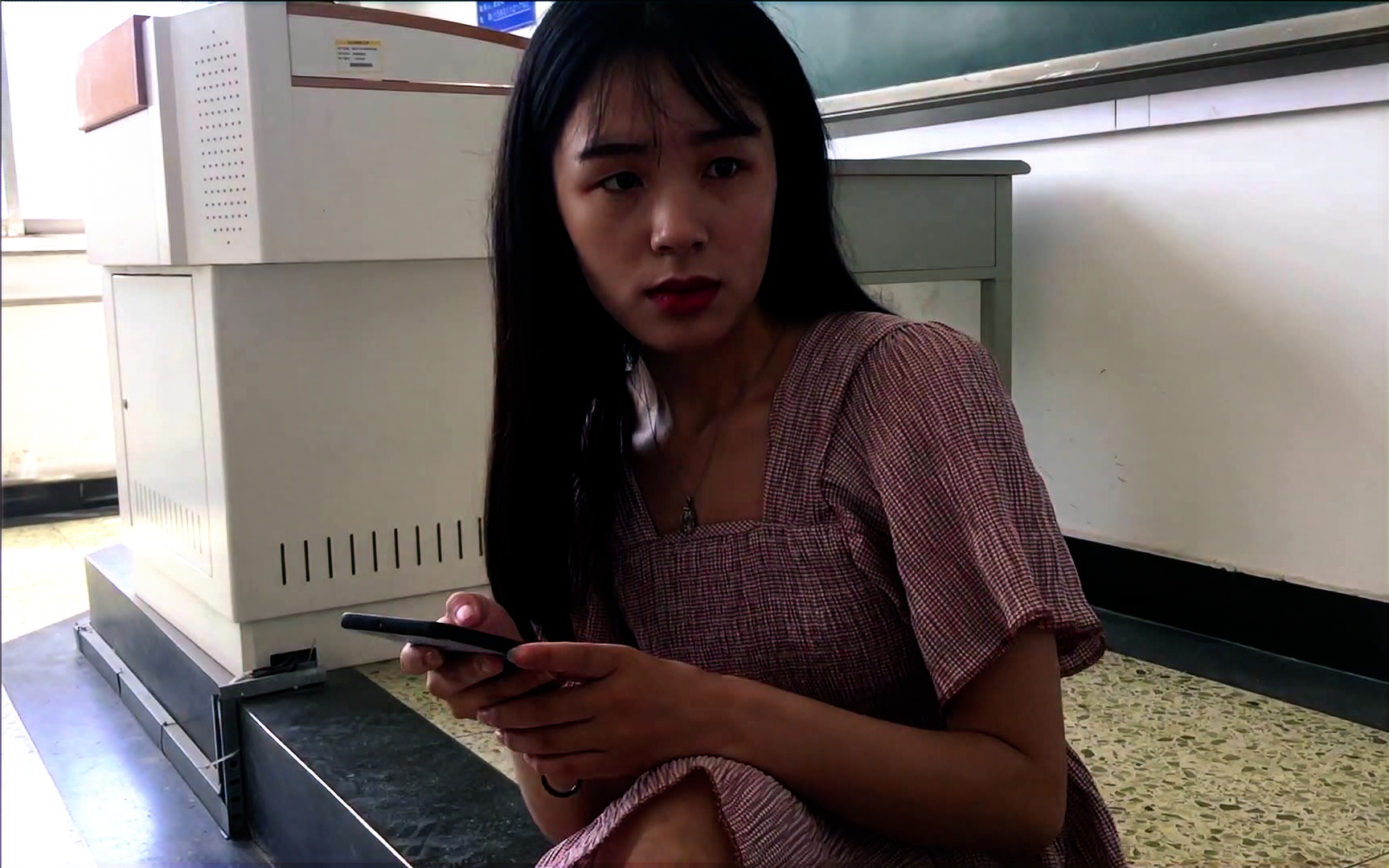 学妹来了:局长的女儿就可以上课随便玩手机吗?