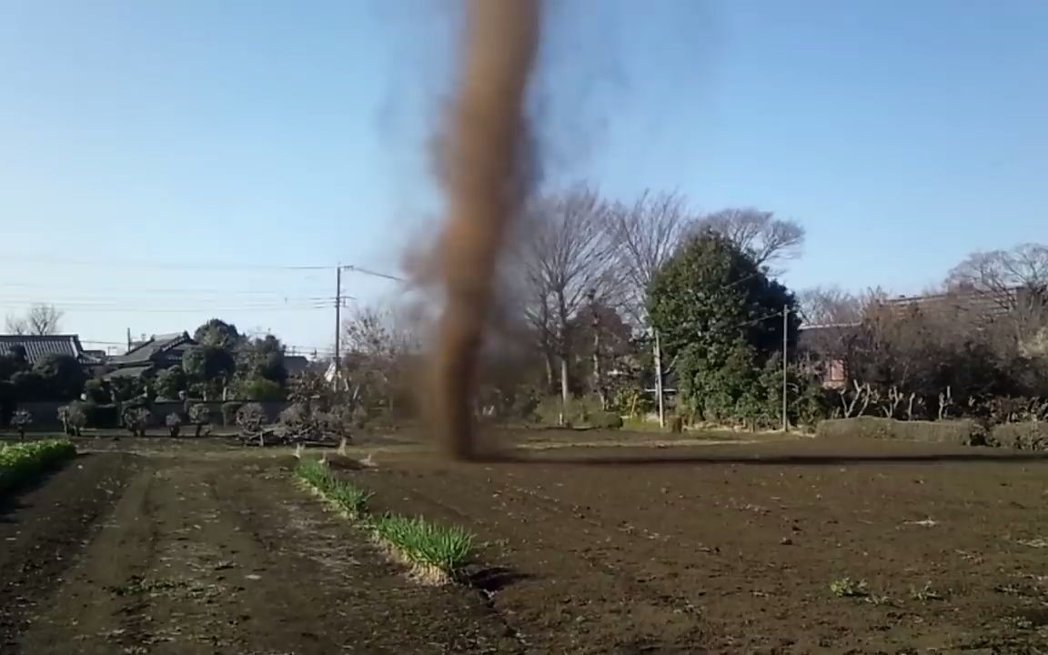 惊近距离捕捉到小型龙卷风