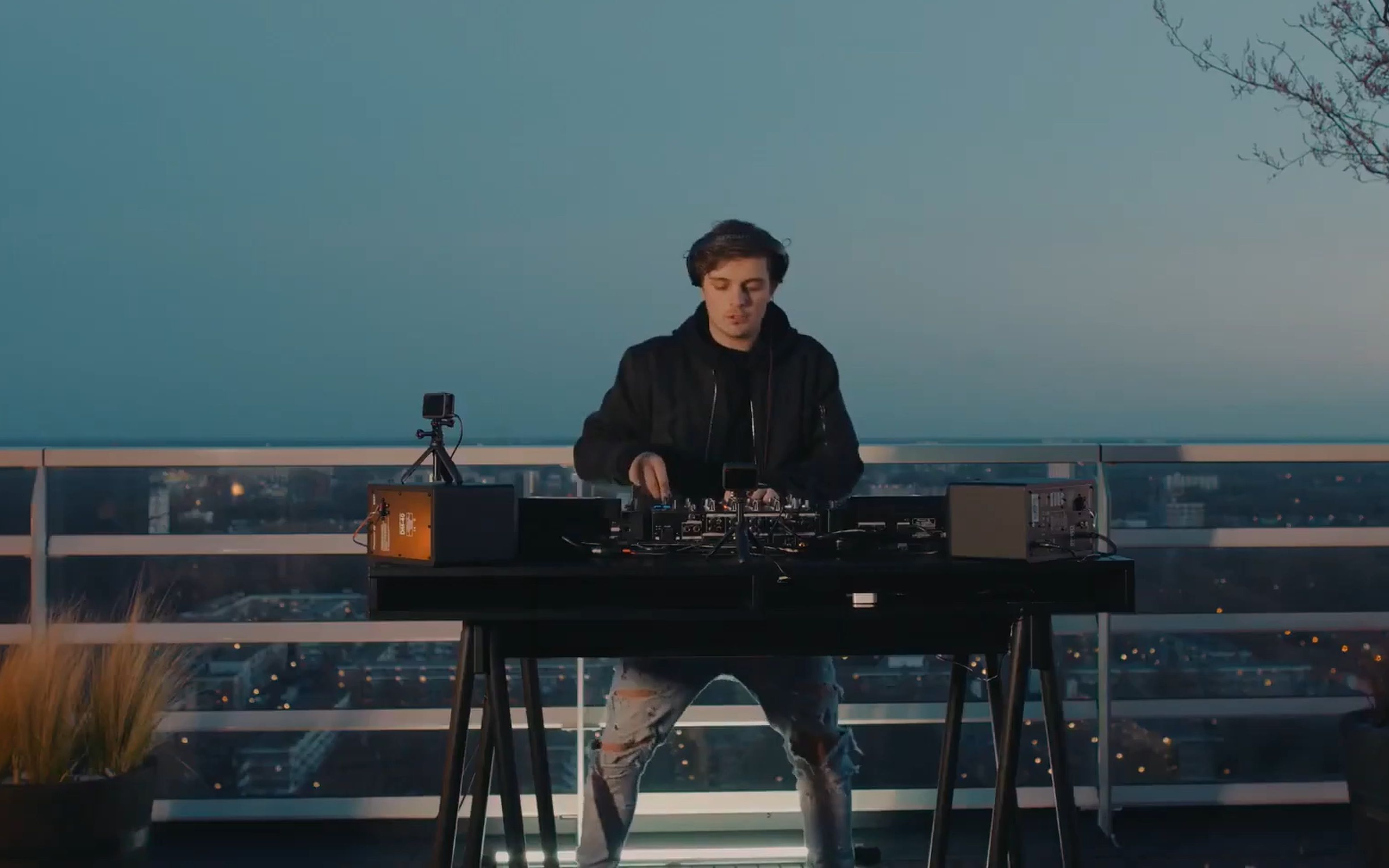 martin garrix 小马丁居家天台打碟现场 2020-04-12