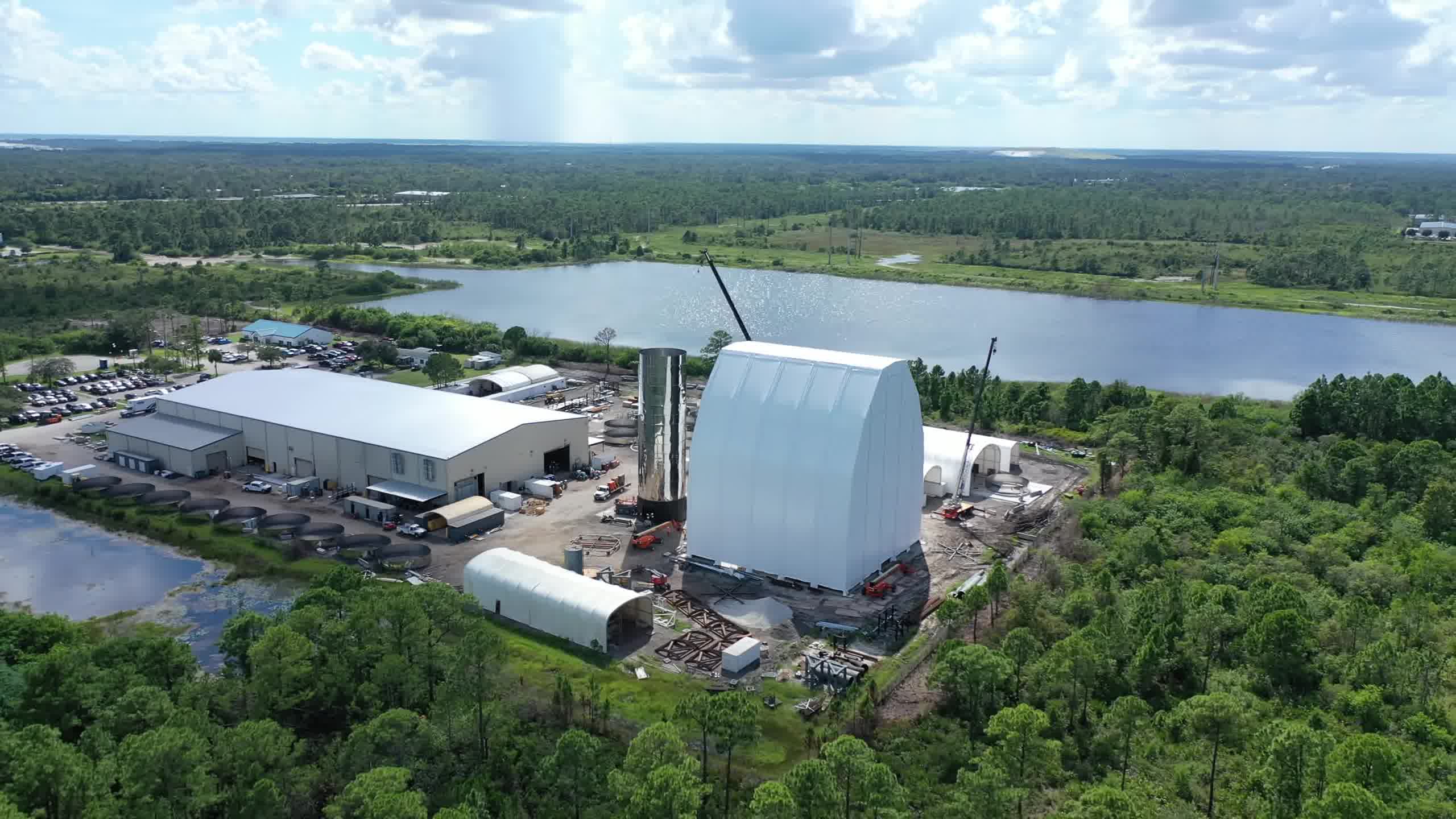 spacex星舰基地堆放了数量恐怖的不锈钢环,bfr这是准备要入轨了吗?