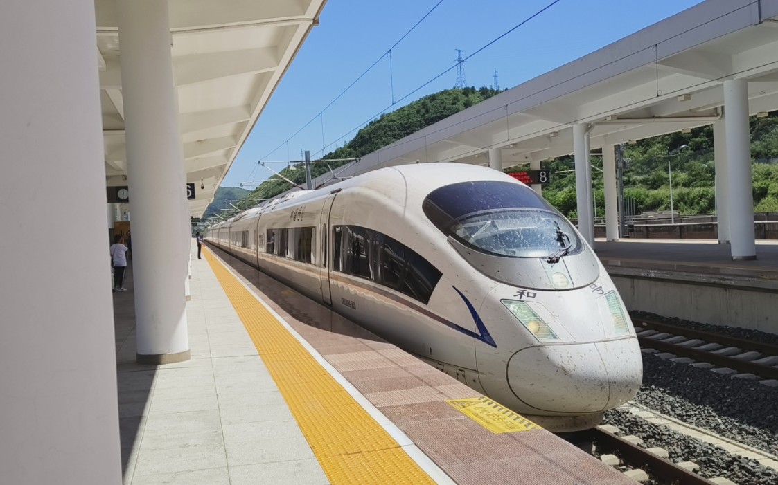 g930次列车crh380bg高寒兔进承德南站6站台