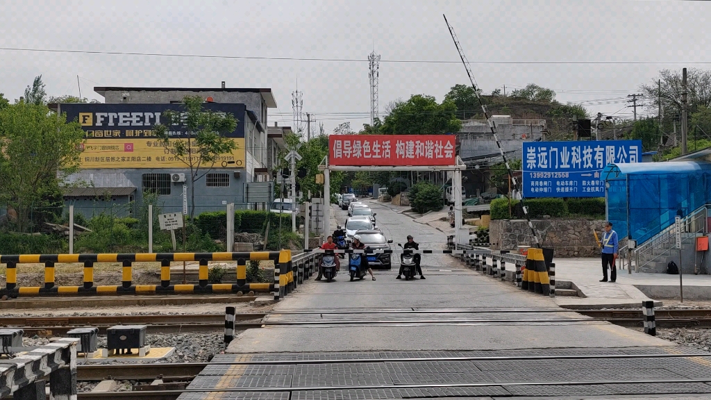【中国铁路】hxd30513 0426双机重连牵引敞车通过梅七线王岩村道口