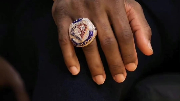 要是没记错的话这是詹姆斯第一次戴75大戒指