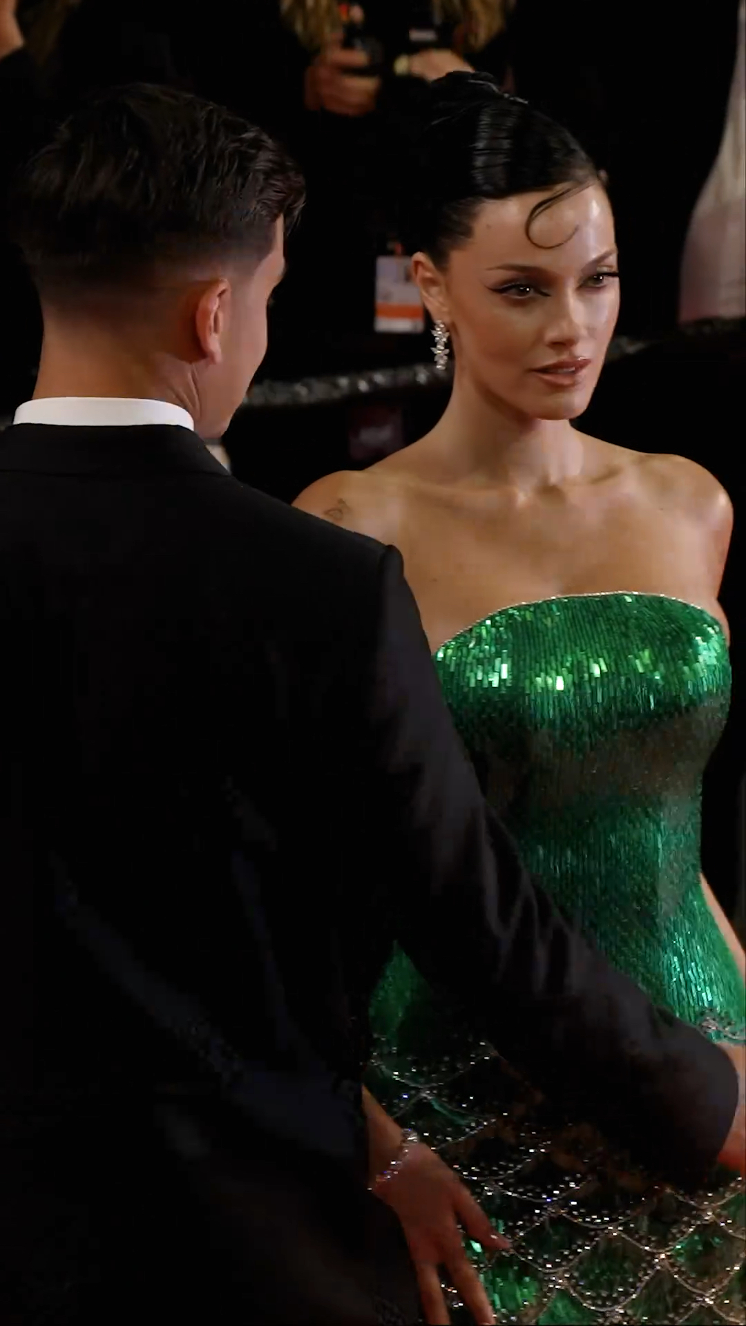 红毯上的迪巴拉和女友