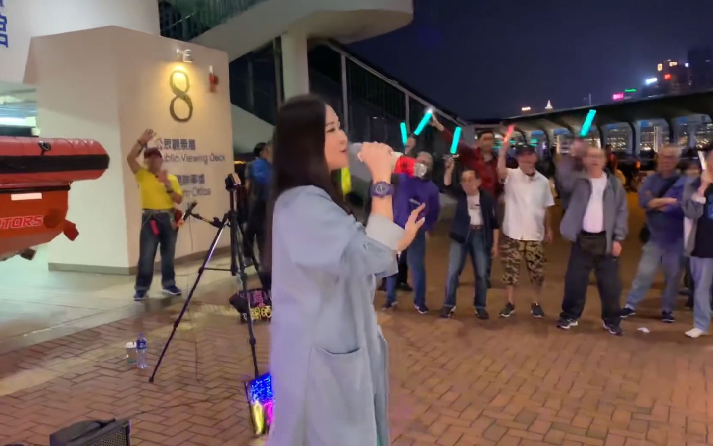 这首香港人最爱的中文歌曲拥抱你离去被街头艺人彭梓嘉唱得热情又好听