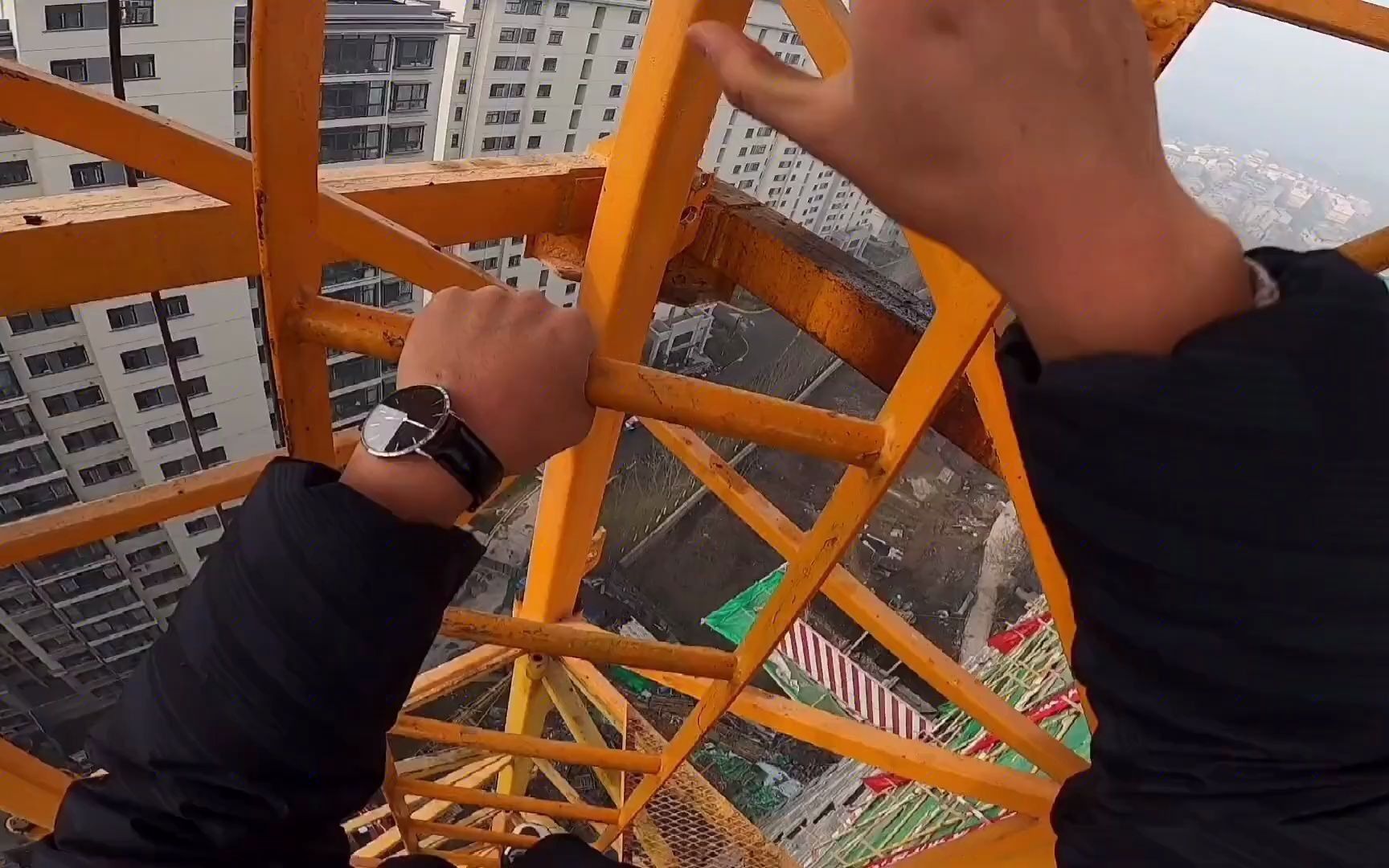 180元的工资,接了一天塔吊替班活,中午在高空吃火锅