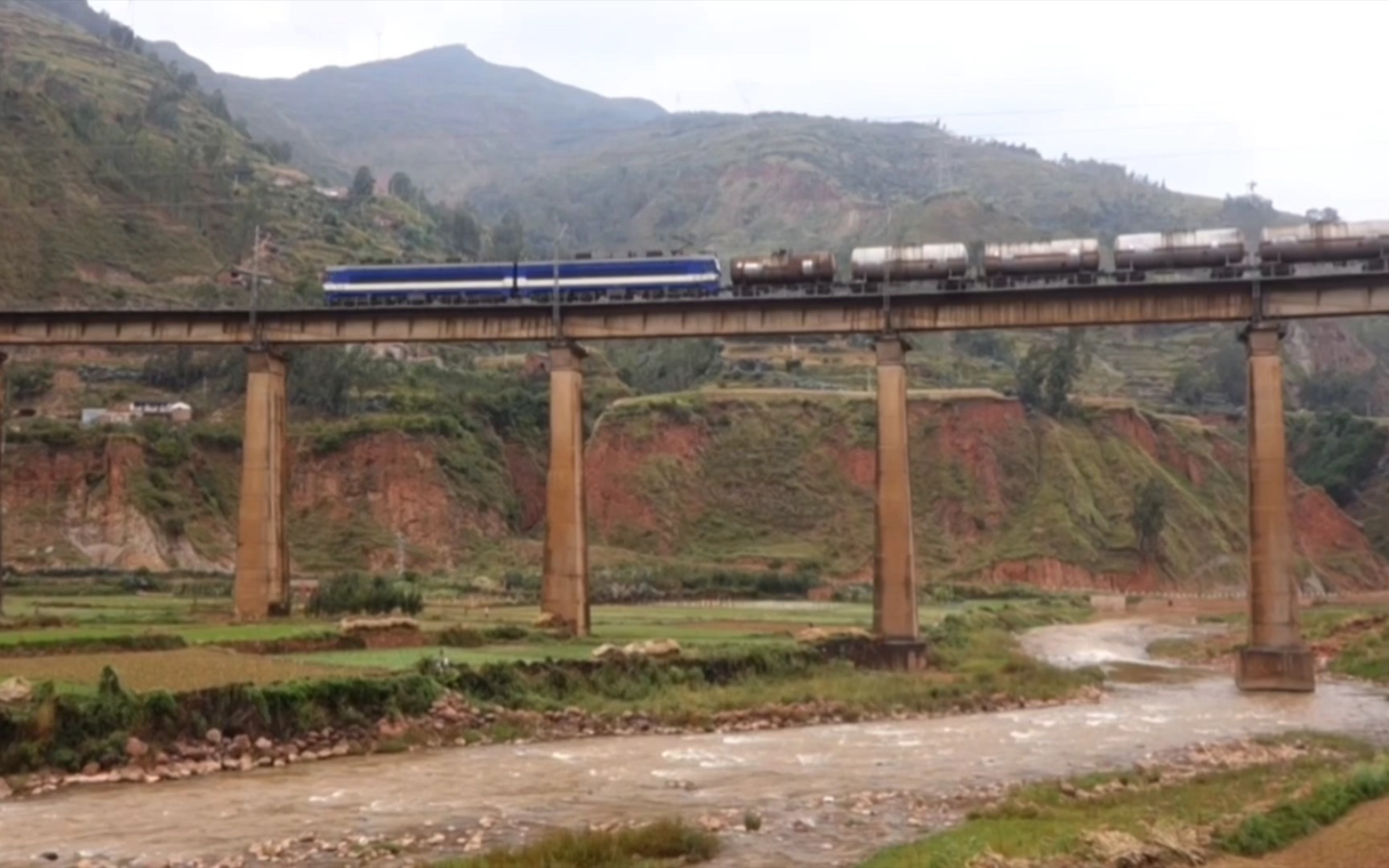 【老成昆铁路】昆局昆段ss3b牵引货列通过大田箐特大桥