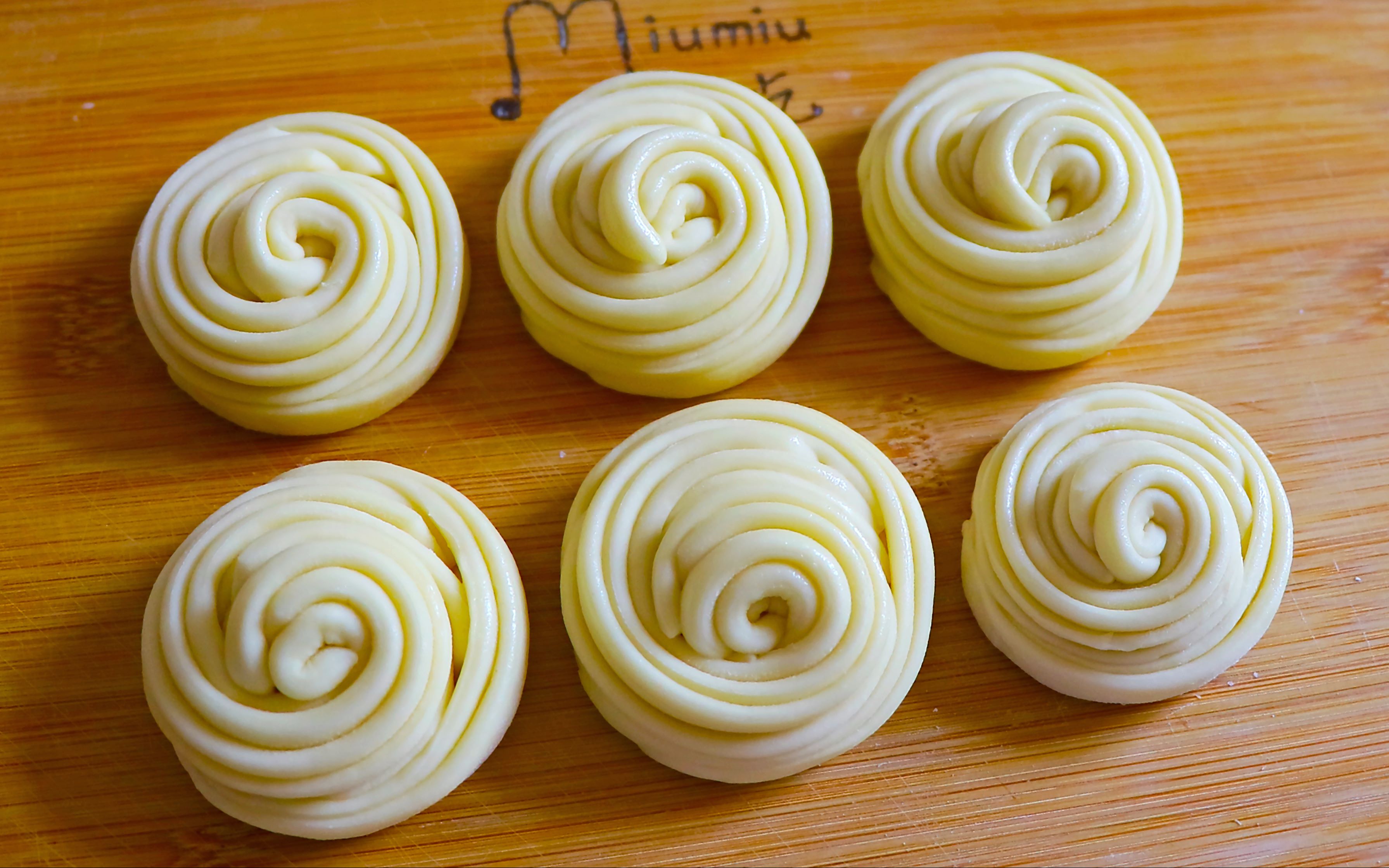 花样面点这样做还是头一回见,手法简单巧妙,松软多层造型美