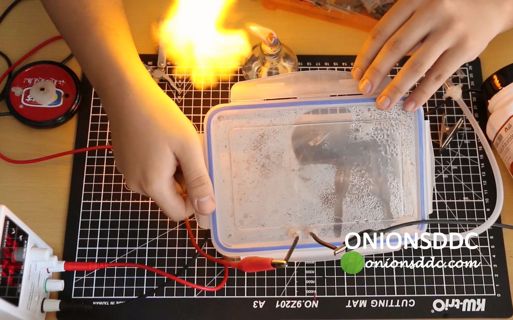 自制电解水装置点燃氢气