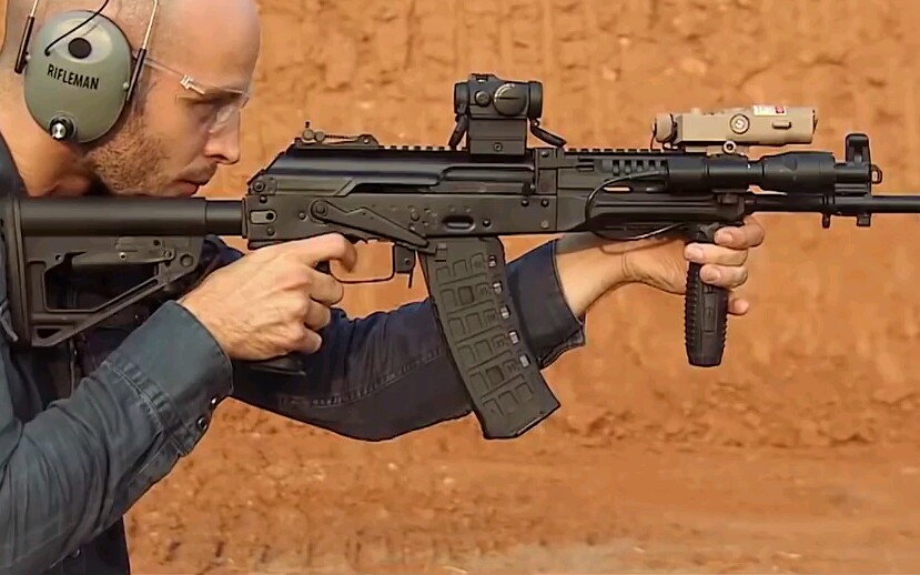 西方化的卡拉什尼科夫俄罗斯ak12突击步枪