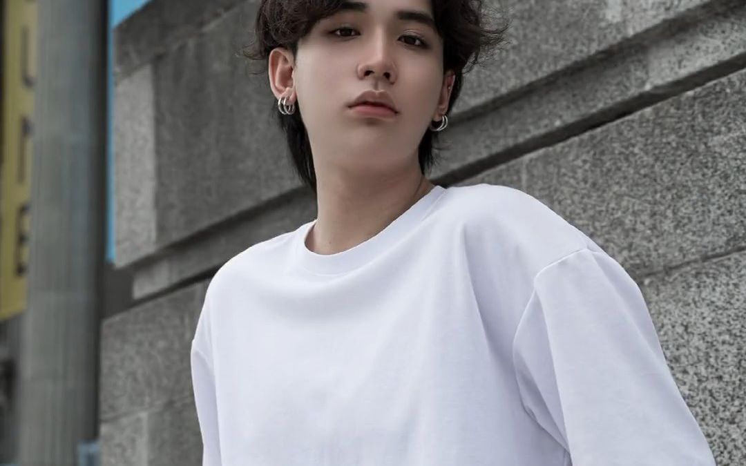 你们都说新加坡没帅哥我现在就找给你们看看竟然还找了个看起来不是