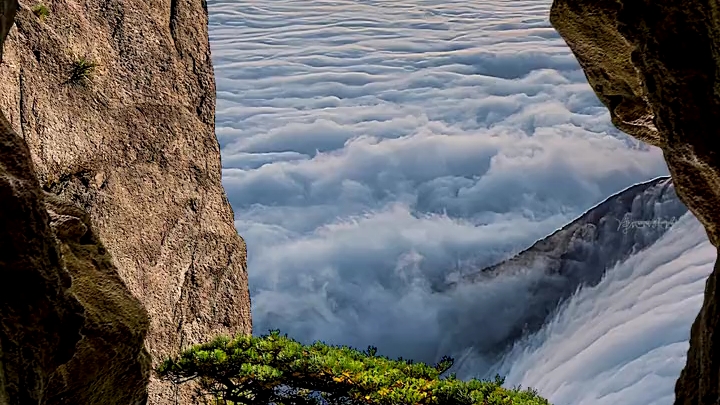 陡峭的山峰直插云霄,壮观美丽-.