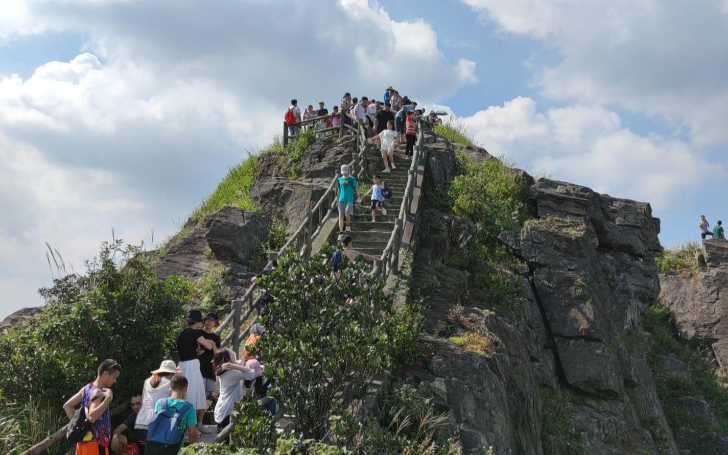 [图]东莞第一高峰银瓶山，没想到山顶景色这么美，难怪那么多人来这里