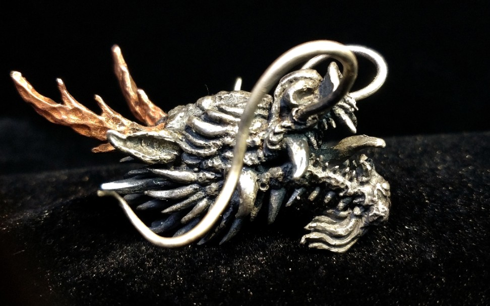 某秃头小伙过生日竟自己做个霸气的龙头吊坠当生日礼物