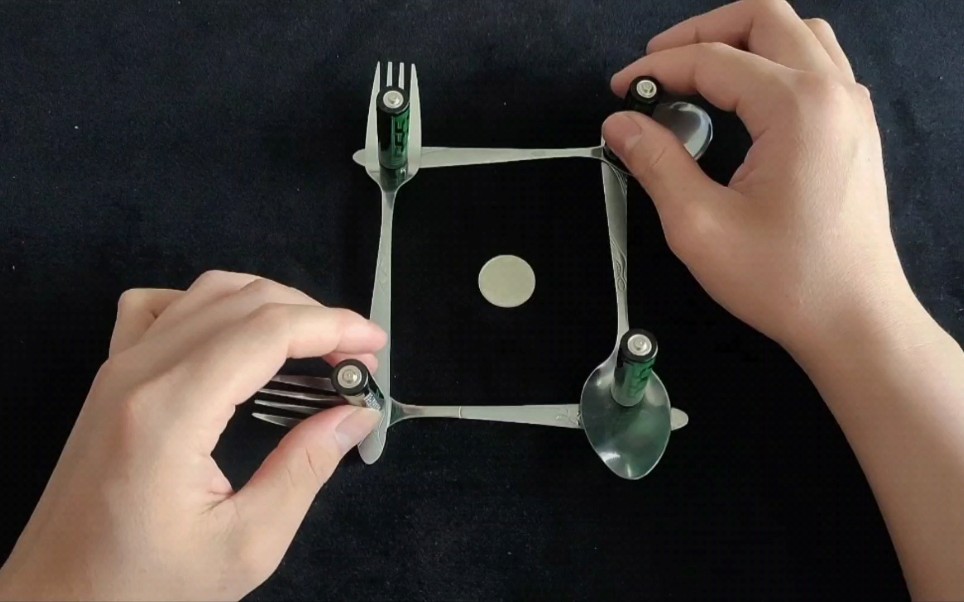 据说用4个勺子和4个电池,就能把硬币悬浮起来,到底是真的吗?