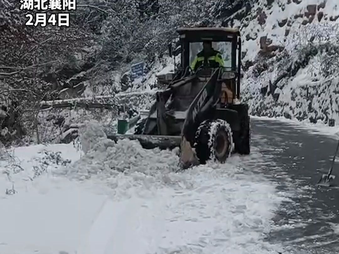 山区道路积雪严重,交警开父亲的铲车来铲雪:1人抵10人哔哩哔哩bilibili